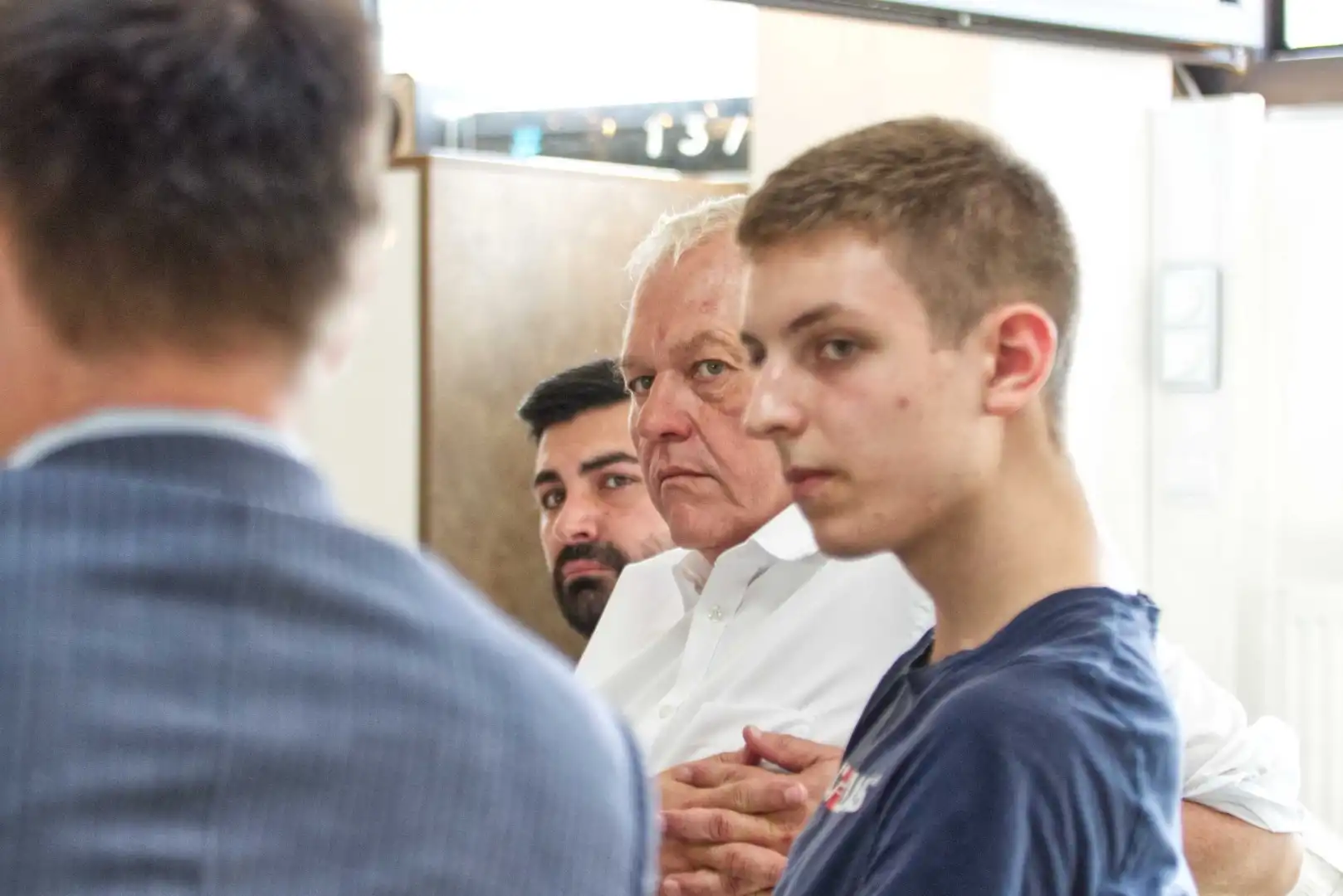 gallery/32_geschaeftsfuehrer_im_austausch_mit_bundestagsabgeordneten_.jpg
